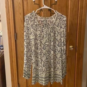 Lucky Brand top women’s size Large. Cream color with blue floral design.